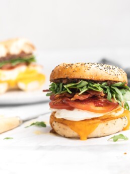 Cheddar, a fried egg, crispy bacon, juicy tomatoes, peppery arugula, sweet apple chutney, and savory bacon jam is all sandwiched between a garlicky everything bagel