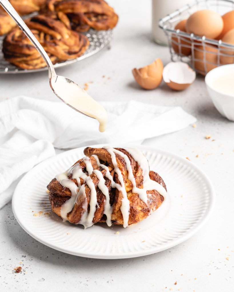 Beautiful cinnamon buns that are knotted into babka knots