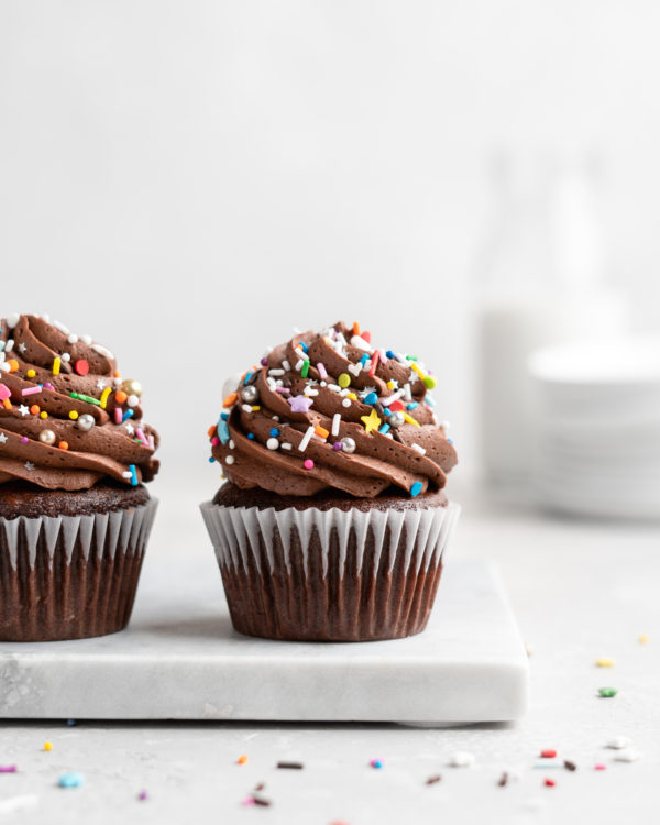 Quick & Easy Chocolate Cupcakes - Food Duchess