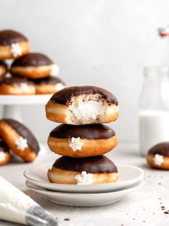 These delicious tiramisu donuts are inspired by the italian classic dessert. Filled with a creamy tiramisu filling and glazed with an espresso chocolate glaze