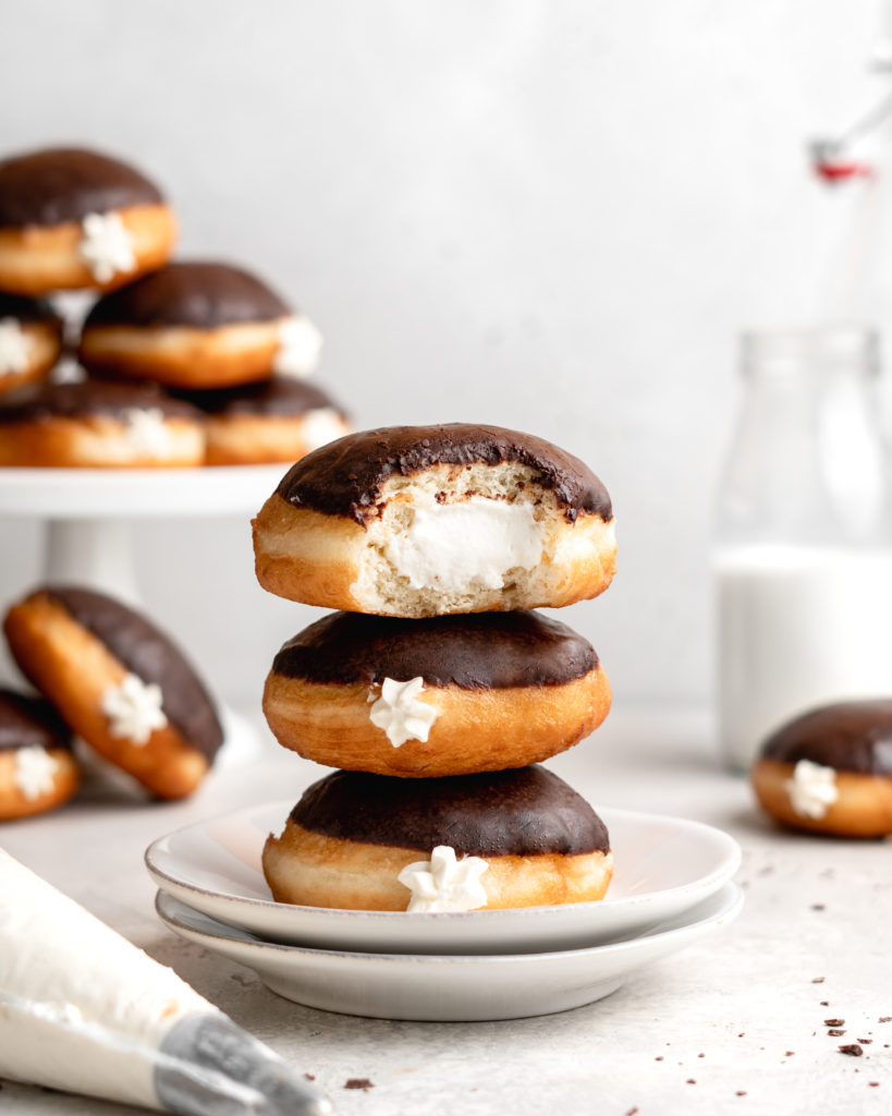 These delicious tiramisu donuts are inspired by the italian classic dessert. Filled with a creamy tiramisu filling and glazed with an espresso chocolate glaze