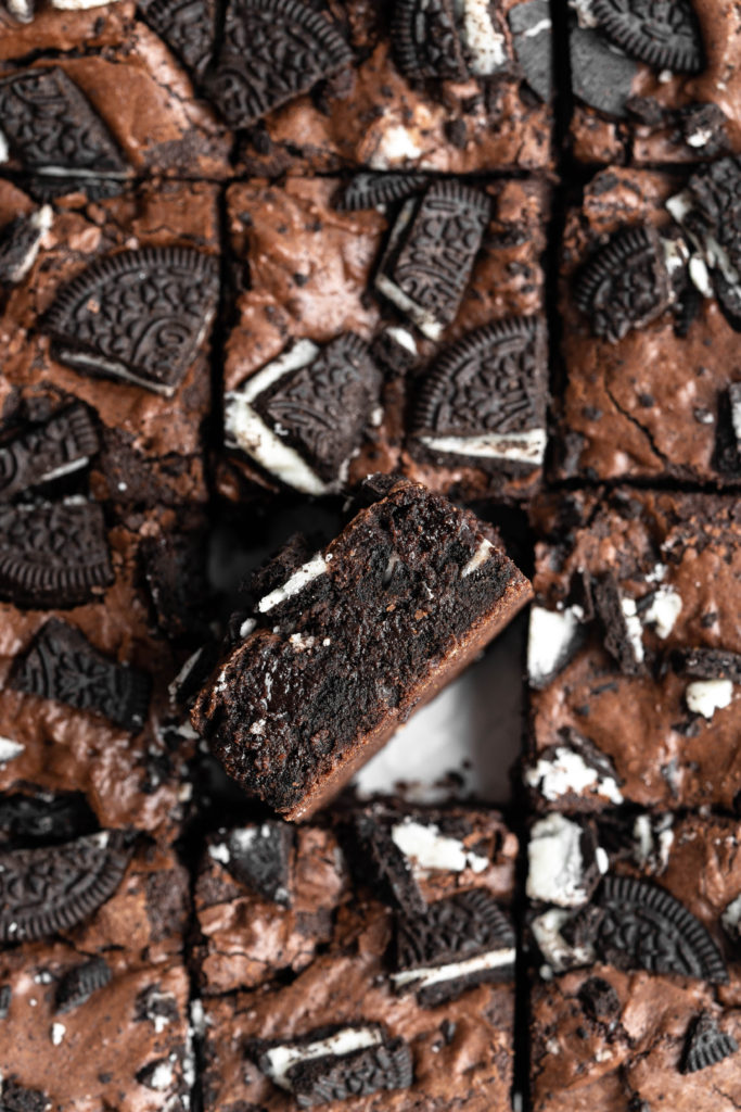 Crinkly top brownies with Oreos on top, one brownie turned on its side.